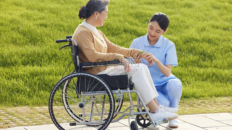 日间照料与养老院：护理员角色的差异解析**